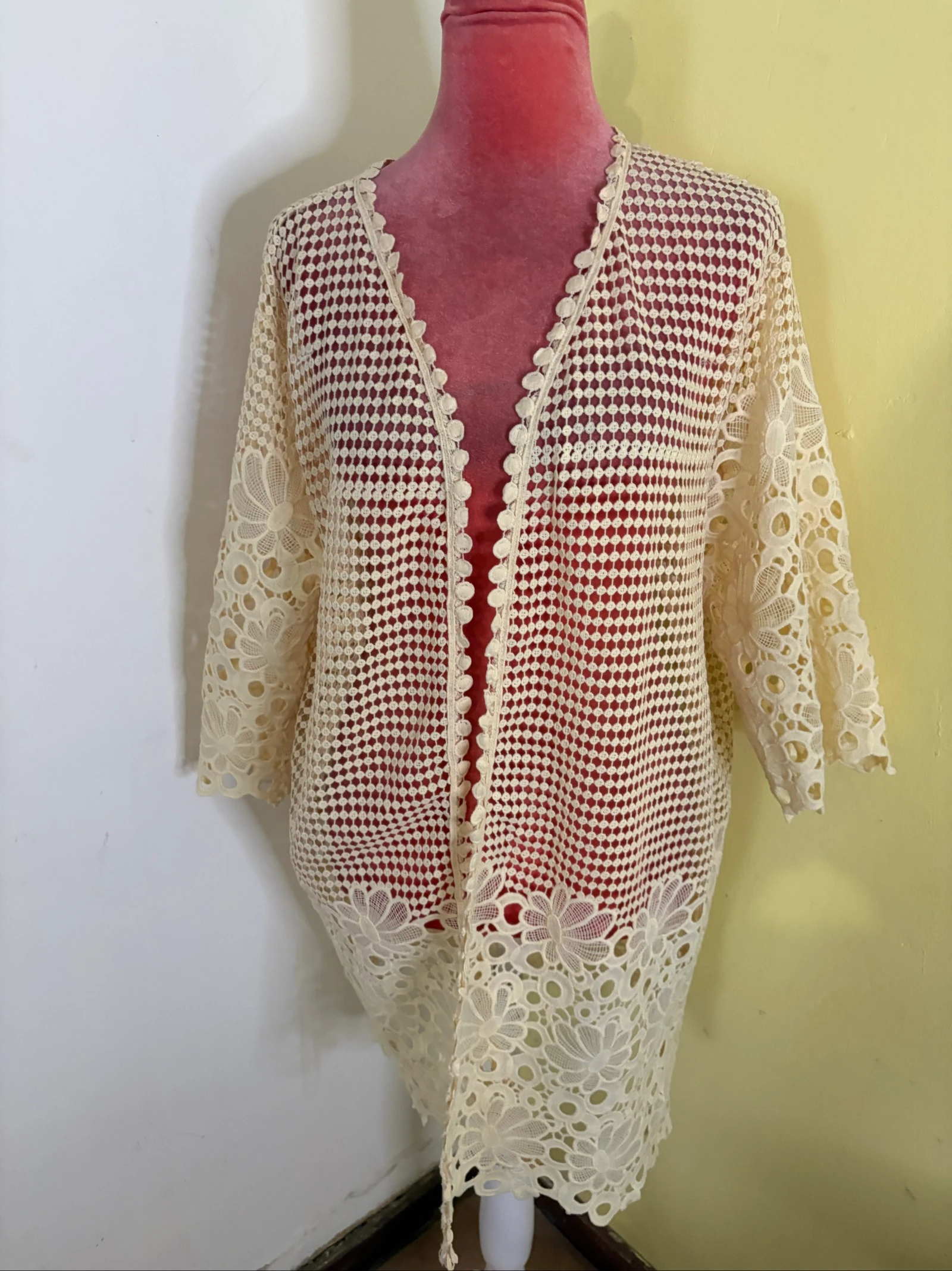 Kimono de Crochê Cru com Renda Floral 